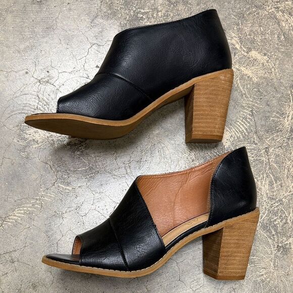 Mi.iM Black and Tan Peep-Toe Block Heels - Picture 4 of 8